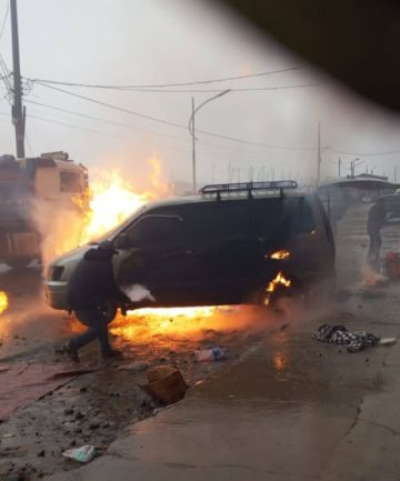 Vehículo termina incinerado en incendio, una persona resultó lesionada FOTO: POLICÍA POTOSÍ