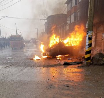 Vehículo termina incinerado en incendio, una persona resultó lesionada FOTO: POLICÍA POTOSÍ