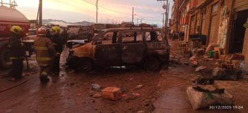 Vehículo termina incinerado en incendio, una persona resultó lesionada FOTO: POLICÍA POTOSÍ
