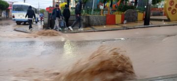 Tormenta convierte las calles en ríos en la ciudad de Potosí