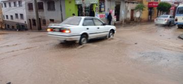 Tormenta convierte las calles en ríos en la ciudad de Potosí