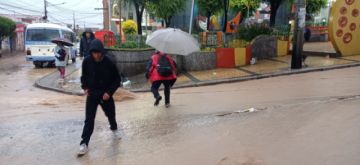 Tormenta convierte las calles en ríos en la ciudad de Potosí