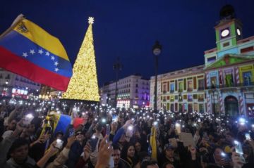Venezolanos cantan y bailan en el centro de Madrid para celebrar la «caída» de Maduro