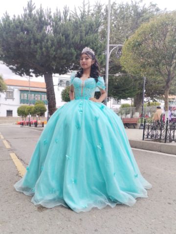 Niñas y adolescentes muestran belleza y atuendos hermosos en Potosí