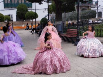 Niñas y adolescentes muestran belleza y atuendos hermosos en Potosí