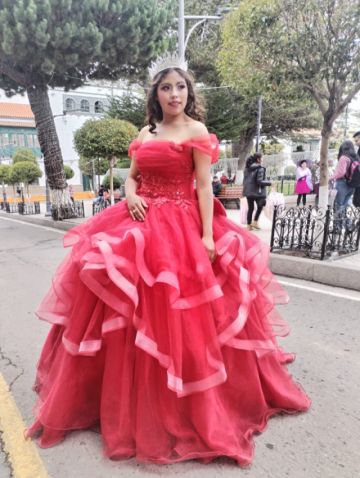 Niñas y adolescentes muestran belleza y atuendos hermosos en Potosí