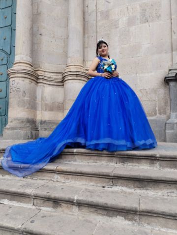 Niñas y adolescentes muestran belleza y atuendos hermosos en Potosí