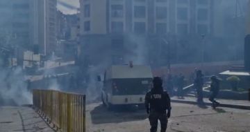 La Policía gasifica y activa el camión Neptuno contra los movilizados de la COB en el centro de La Paz