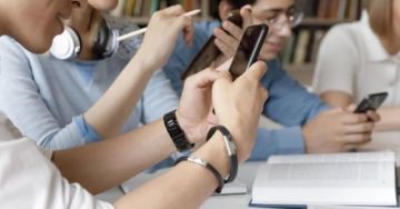 Educación prohíbe el uso de celulares en aulas para estudiantes y maestros en 2026