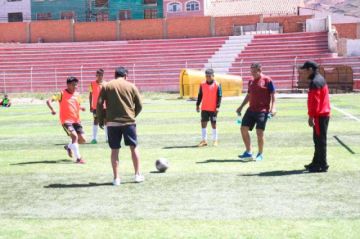 Técnicos fortalecen el trato del balón de sus dirigidos para jugar la Primera B