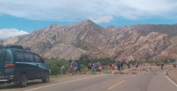 Se instala un bloqueo en la ruta Potosí Sucre, altura Betanzos
