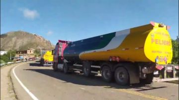 Gran cantidad de vehículos están parados en Betanzos por el bloqueo en la carretera Potosí - Sucre