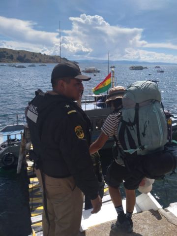 Una lancha de la Armada sirvió para que 53 turistas puedan escapar, a través del lago Titicaca, de los bloqueos de caminos que los tenían atrapados en Copacabana,