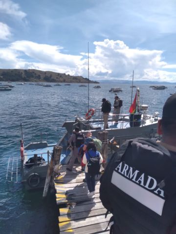 El gobierno reporta rescate en lanchas a turistas de Copacabana