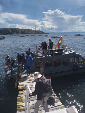 Una lancha de la Armada sirvió para que 53 turistas puedan escapar, a través del lago Titicaca, de los bloqueos de caminos que los tenían atrapados en Copacabana,