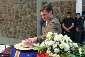 Rodrigo Paz da el último adiós a su compañero Mauricio Aramayo