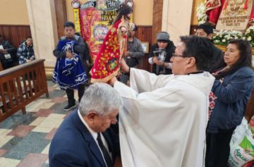 Inicia festividad del Gran Poder y Alcalde Arias reza para superar la división interna en el país