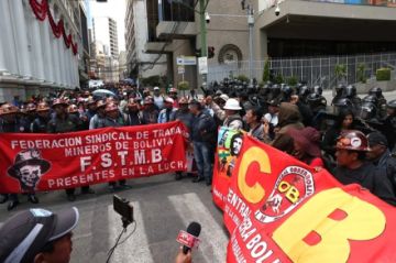 El Gobierno de Bolivia y sindicalistas acuerdan un nuevo decreto para retirar la subvención de los combustibles