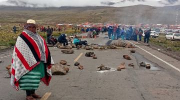 Campesinos del Norte de Potosí siguen bloqueando; piden abrogar los Decretos 5509 y 5515