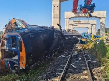 Mueren 29 personas tras caída de grúa sobre un tren en movimiento en Tailandia