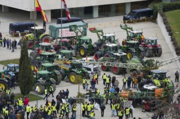 Unos 200 tractores rodean las Cortes de Castilla y León para protestar por Mercosur