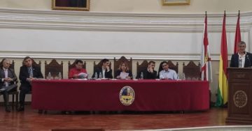 Gobierno socializa decretos 5516 y 5518 en encuentro multisectorial en Sucre