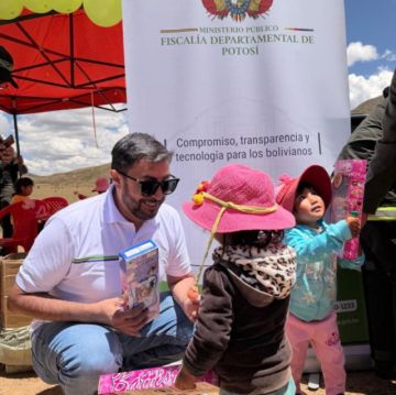 Fiscalía de Potosí agasaja a niñas y niños de varios municipios