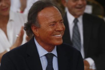 Julio Iglesias niega haber «abusado, coaccionado o faltado el respeto a ninguna mujer»