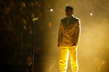 Bad Bunny lleva la salsa y el reguetón a Lima en el primero de sus dos conciertos en Perú