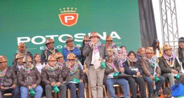 Las autoridades estuvieron en el lanzamiento.