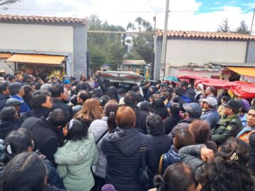 Tras la misa de cuerpo presente, el sepelio fue en el Cementerio General de Potosí, a donde llegaron los familiares y amigos de Cortéz.