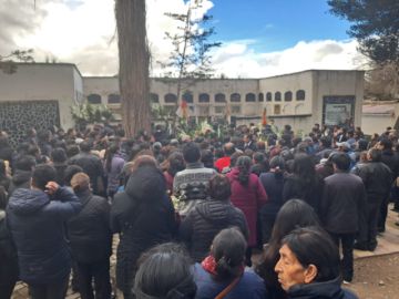 Tras la misa de cuerpo presente, el sepelio fue en el Cementerio General de Potosí, a donde llegaron los familiares y amigos de Cortéz.