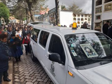 Tras la misa de cuerpo presente, el sepelio fue en el Cementerio General de Potosí, a donde llegaron los familiares y amigos de Cortéz.