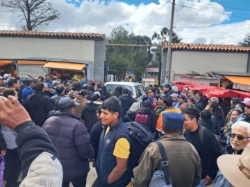 Tras la misa de cuerpo presente, el sepelio fue en el Cementerio General de Potosí, a donde llegaron los familiares y amigos de Cortéz.
