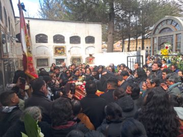 Tras la misa de cuerpo presente, el sepelio fue en el Cementerio General de Potosí, a donde llegaron los familiares y amigos de Cortéz.