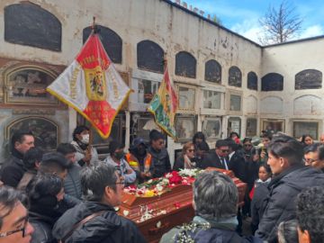 Tras la misa de cuerpo presente, el sepelio fue en el Cementerio General de Potosí, a donde llegaron los familiares y amigos de Cortéz.