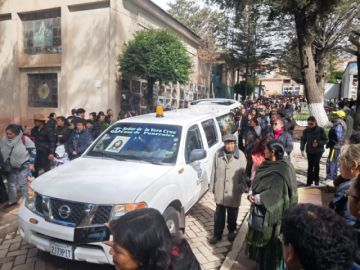 Tras la misa de cuerpo presente, el sepelio fue en el Cementerio General de Potosí, a donde llegaron los familiares y amigos de Cortéz.