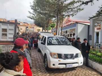Tras la misa de cuerpo presente, el sepelio fue en el Cementerio General de Potosí, a donde llegaron los familiares y amigos de Cortéz.