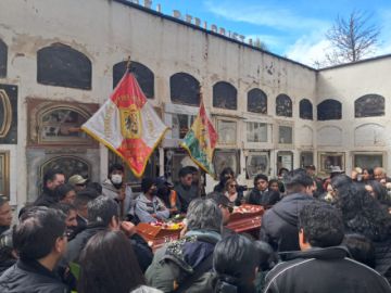 Tras la misa de cuerpo presente, el sepelio fue en el Cementerio General de Potosí, a donde llegaron los familiares y amigos de Cortéz.