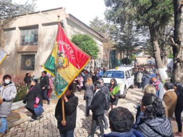 Tras la misa de cuerpo presente, el sepelio fue en el Cementerio General de Potosí, a donde llegaron los familiares y amigos de Cortéz.