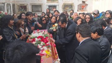 Tras la misa de cuerpo presente, el sepelio fue en el Cementerio General de Potosí, a donde llegaron los familiares y amigos de Cortéz.