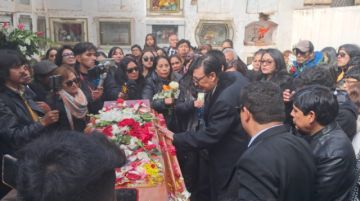 Tras la misa de cuerpo presente, el sepelio fue en el Cementerio General de Potosí, a donde llegaron los familiares y amigos de Cortéz.