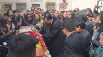 Tras la misa de cuerpo presente, el sepelio fue en el Cementerio General de Potosí, a donde llegaron los familiares y amigos de Cortéz.