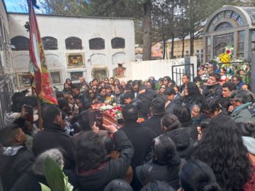 Tras la misa de cuerpo presente, el sepelio fue en el Cementerio General de Potosí, a donde llegaron los familiares y amigos de Cortéz.