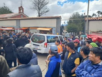 Tras la misa de cuerpo presente, el sepelio fue en el Cementerio General de Potosí, a donde llegaron los familiares y amigos de Cortéz.