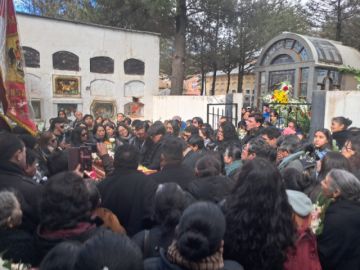 Tras la misa de cuerpo presente, el sepelio fue en el Cementerio General de Potosí, a donde llegaron los familiares y amigos de Cortéz.