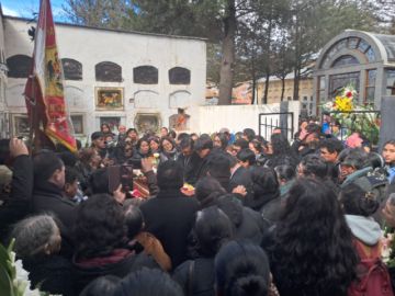 Tras la misa de cuerpo presente, el sepelio fue en el Cementerio General de Potosí, a donde llegaron los familiares y amigos de Cortéz.