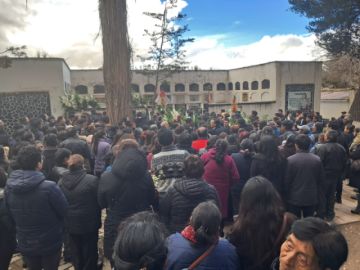 Tras la misa de cuerpo presente, el sepelio fue en el Cementerio General de Potosí, a donde llegaron los familiares y amigos de Cortéz.