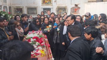 Tras la misa de cuerpo presente, el sepelio fue en el Cementerio General de Potosí, a donde llegaron los familiares y amigos de Cortéz.