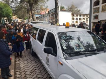 Tras la misa de cuerpo presente, el sepelio fue en el Cementerio General de Potosí, a donde llegaron los familiares y amigos de Cortéz.